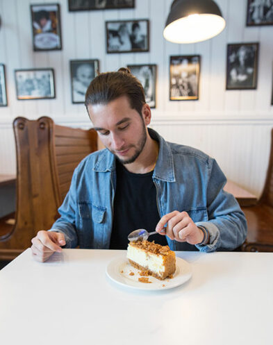 A client trying his dessert
