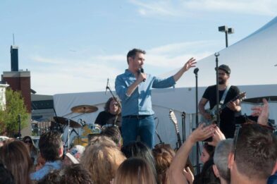 Un concert avec musiciens et chanteur devant le Souvlaki Bar