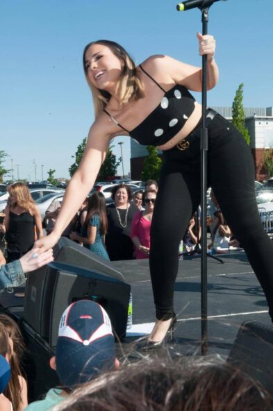 Une chanteuse serre la main d'une fan