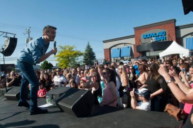 Un concert est donné devant le Souvlaki Bar